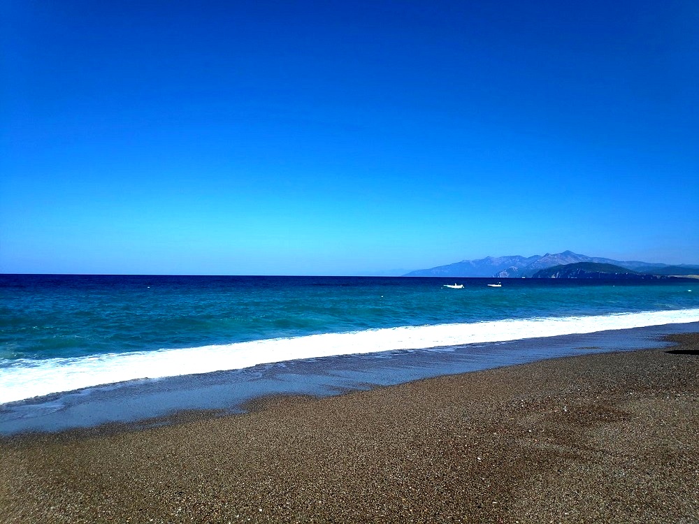 dark-sand-clean-sea